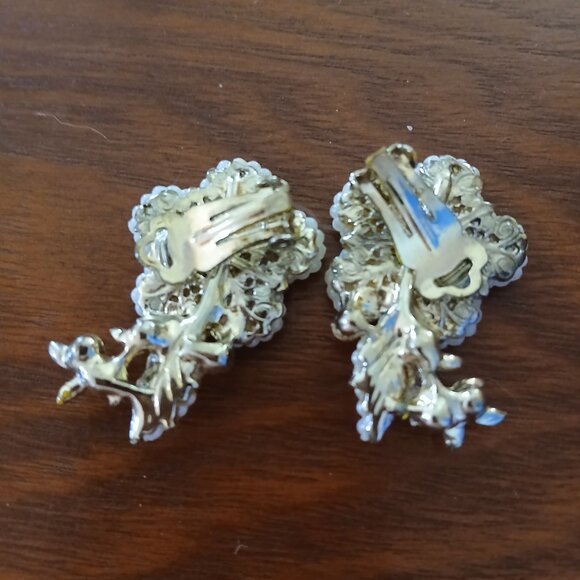Women's Vintage Floral Design Clip Earrings  GUC - Picture 3 of 4